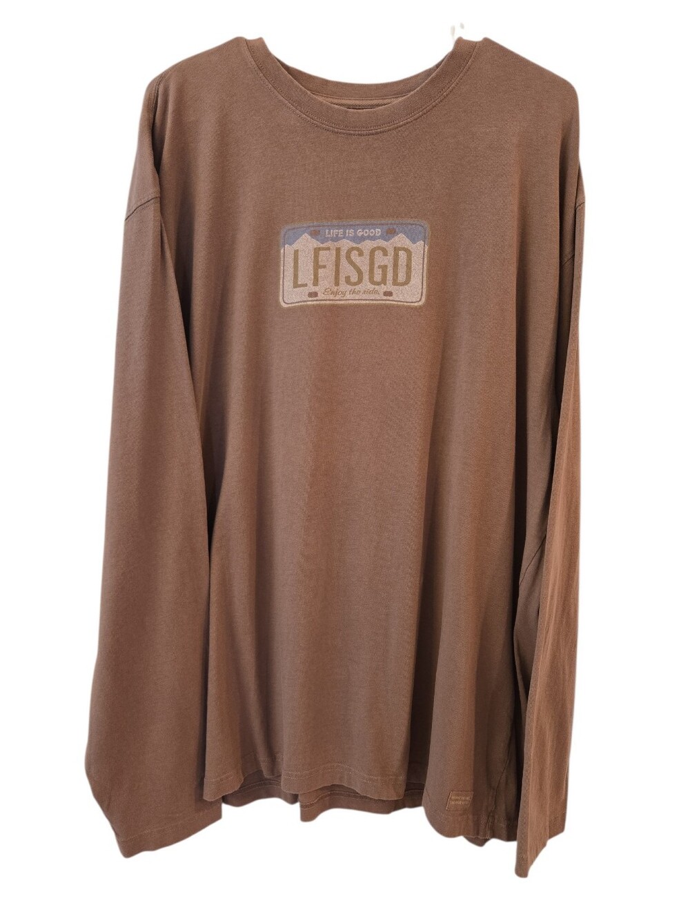 LIFE IS GOOD LICENSE PLATE GRAPHIC SPELLOUT LONG-SLEEVE T-SHIRT. SZ XXL. BROWN.